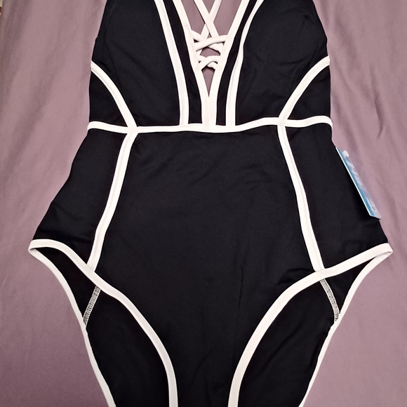 Cupshe Monochrome Crossback Slim & Scult Women's Ine-pimmSwimsuit - Picture 4 of 5